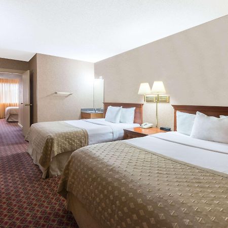 Ramada By Wyndham Topeka Downtown Hotel & Convention Center Bagian luar foto
