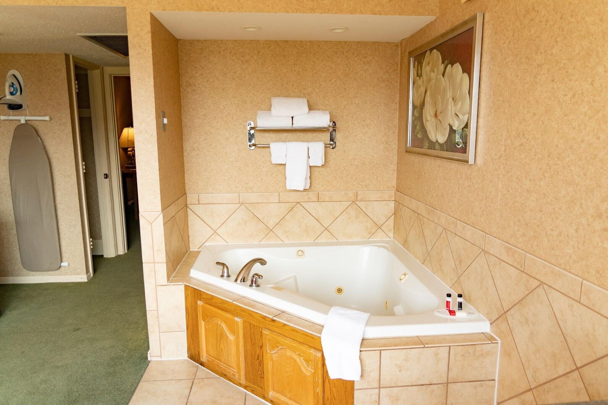 Ramada By Wyndham Topeka Downtown Hotel & Convention Center Bagian luar foto