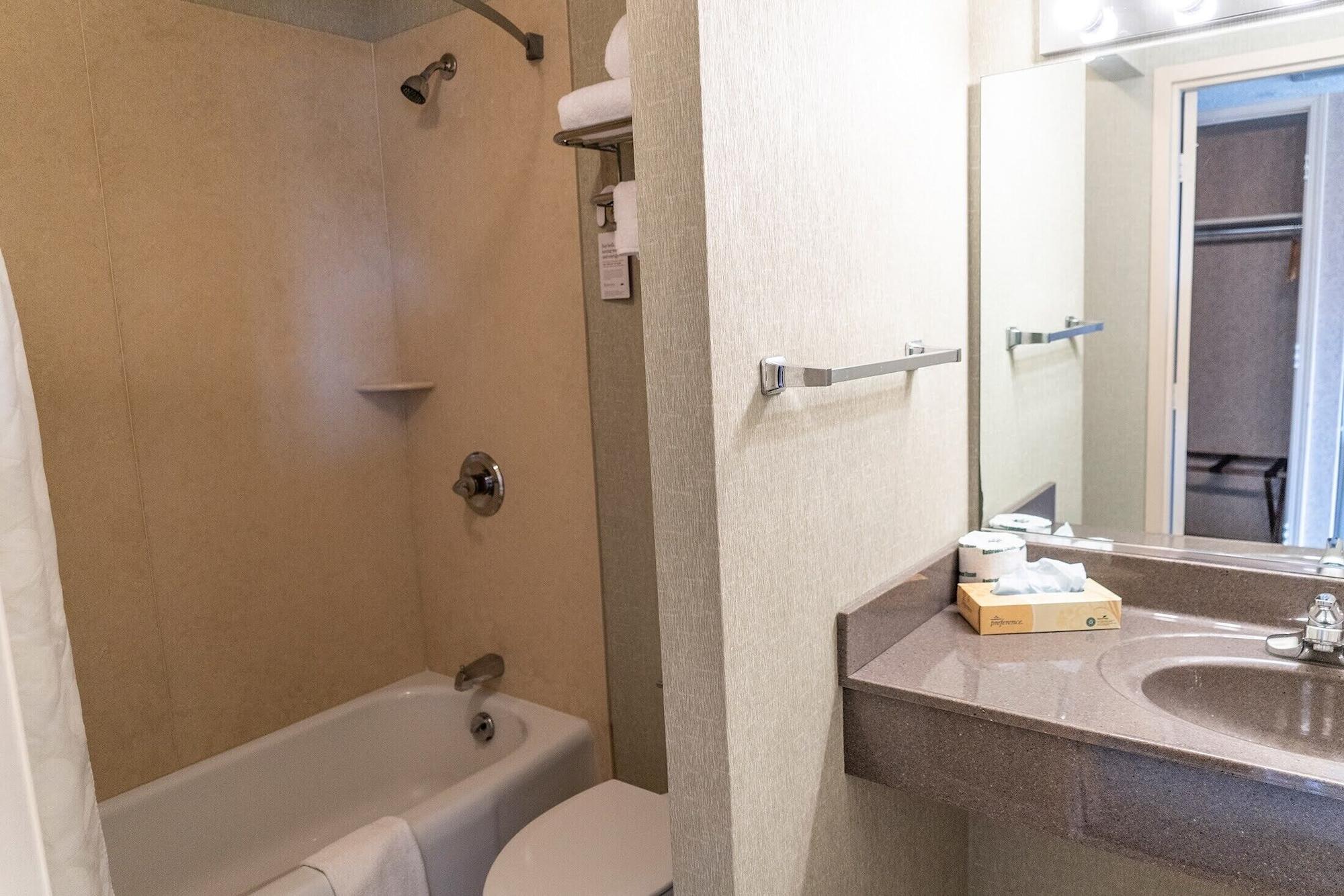 Ramada By Wyndham Topeka Downtown Hotel & Convention Center Bagian luar foto