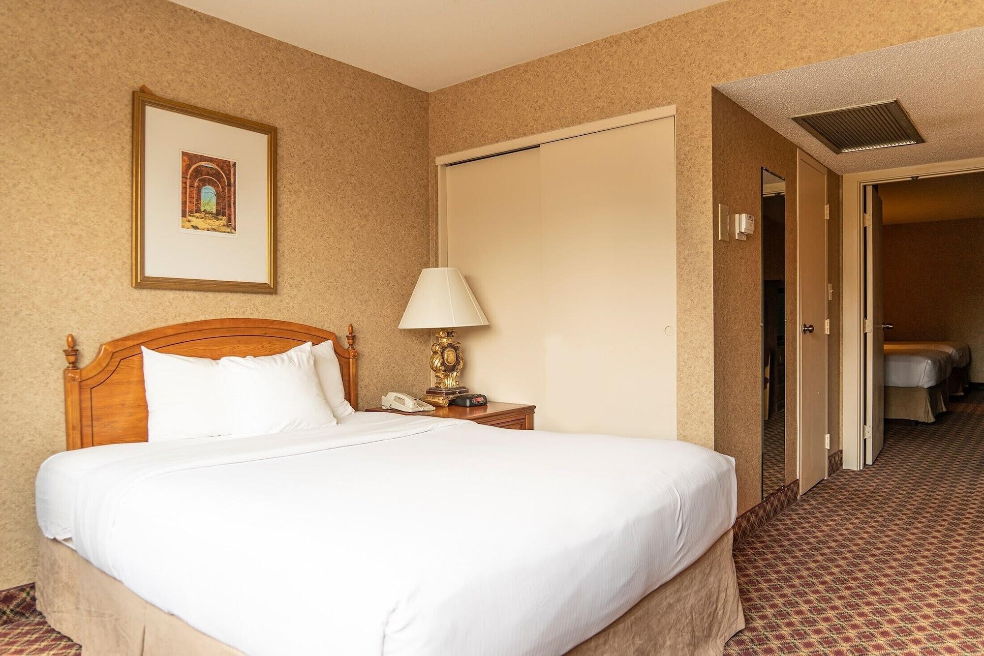 Ramada By Wyndham Topeka Downtown Hotel & Convention Center Bagian luar foto