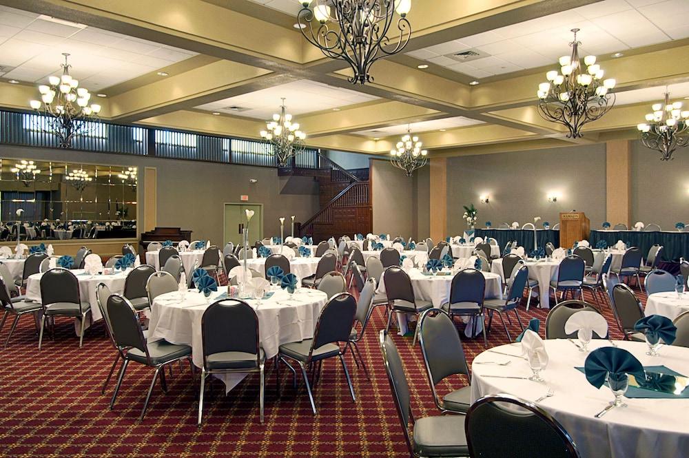 Ramada By Wyndham Topeka Downtown Hotel & Convention Center Bagian luar foto