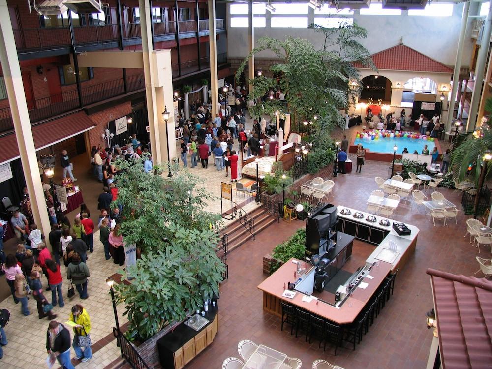Ramada By Wyndham Topeka Downtown Hotel & Convention Center Bagian luar foto