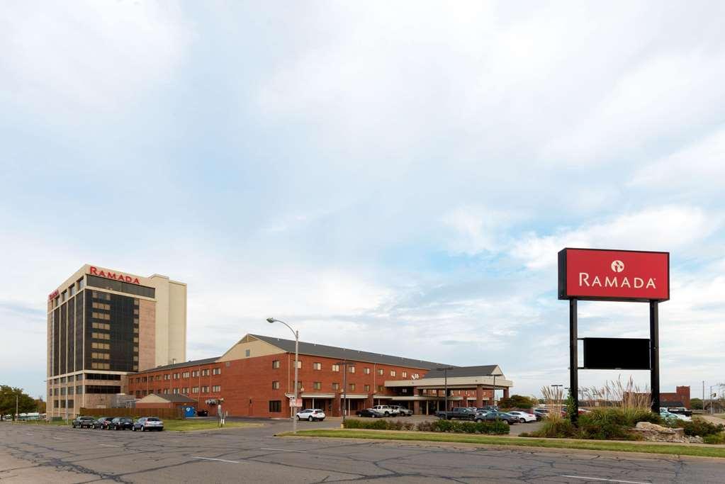 Ramada By Wyndham Topeka Downtown Hotel & Convention Center Bagian luar foto