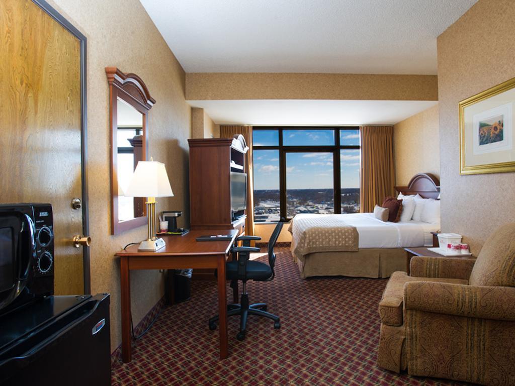 Ramada By Wyndham Topeka Downtown Hotel & Convention Center Bagian luar foto
