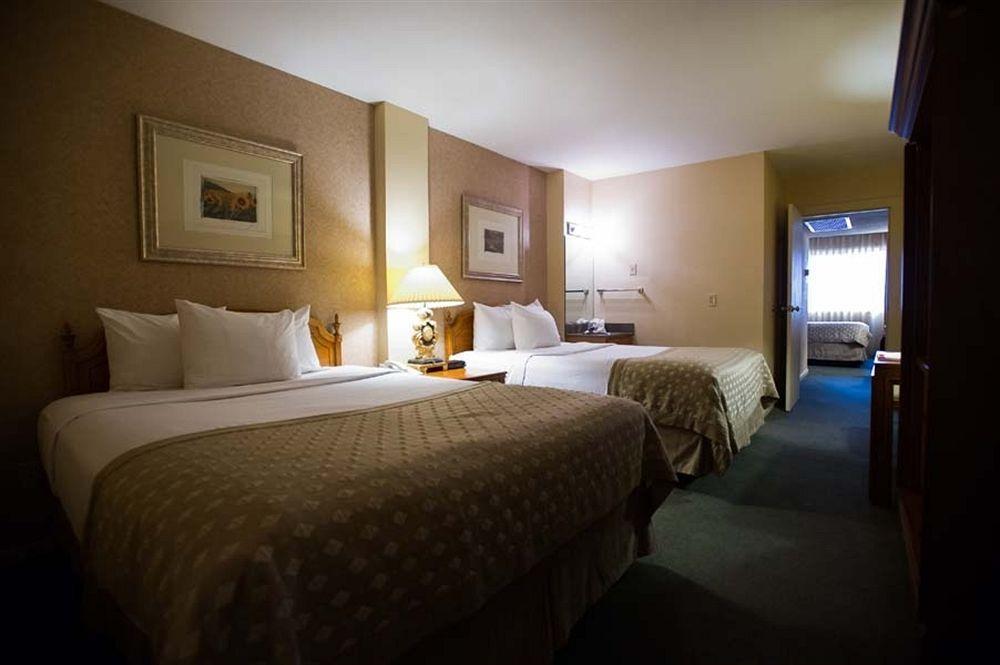 Ramada By Wyndham Topeka Downtown Hotel & Convention Center Bagian luar foto