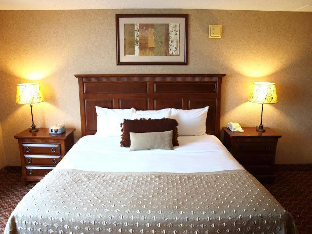 Ramada By Wyndham Topeka Downtown Hotel & Convention Center Bagian luar foto