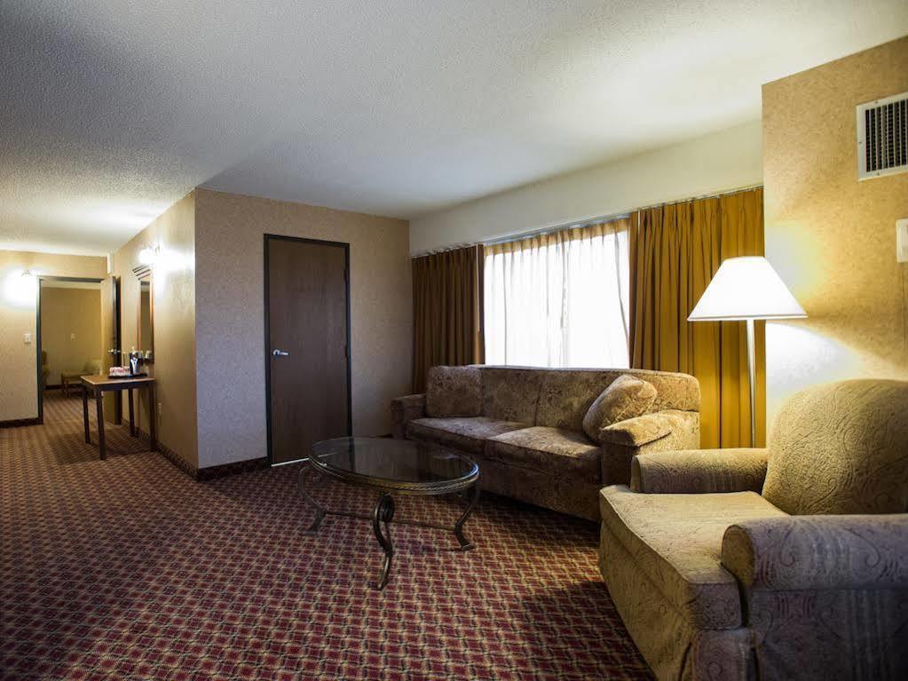 Ramada By Wyndham Topeka Downtown Hotel & Convention Center Bagian luar foto