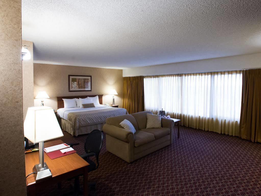 Ramada By Wyndham Topeka Downtown Hotel & Convention Center Bagian luar foto