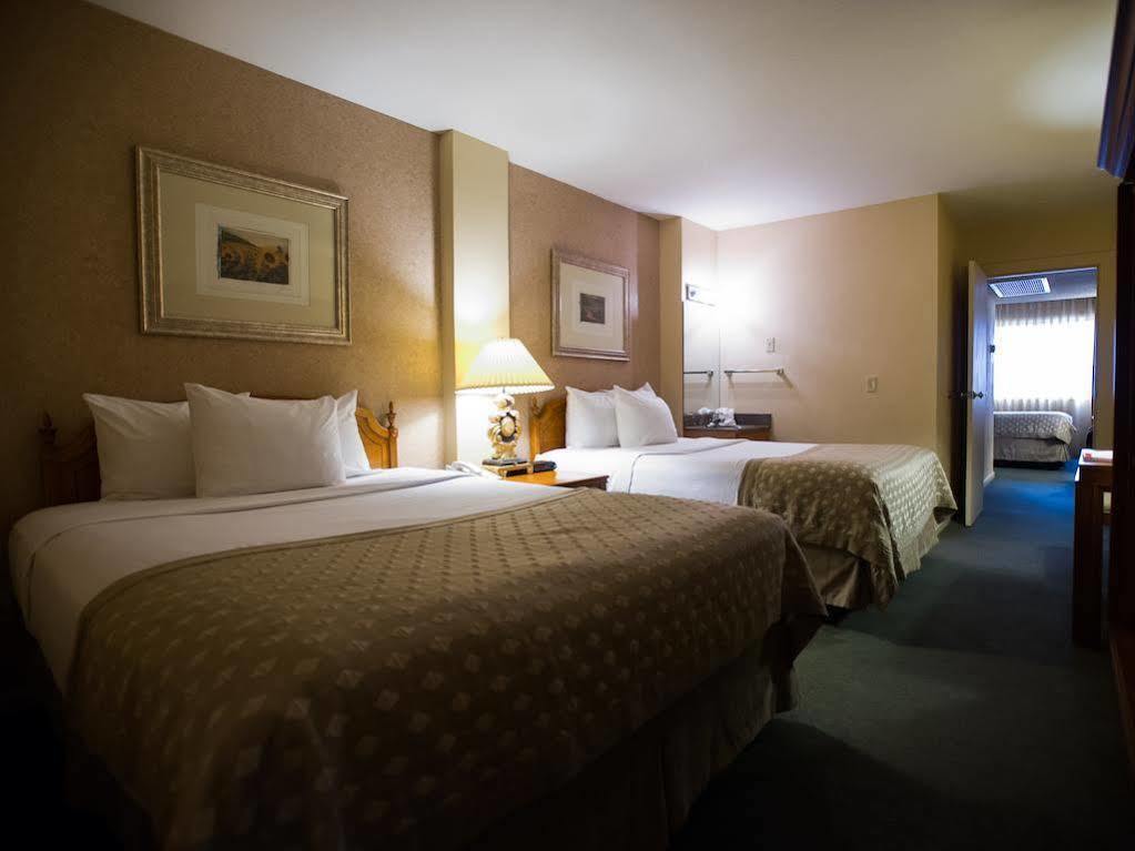Ramada By Wyndham Topeka Downtown Hotel & Convention Center Bagian luar foto