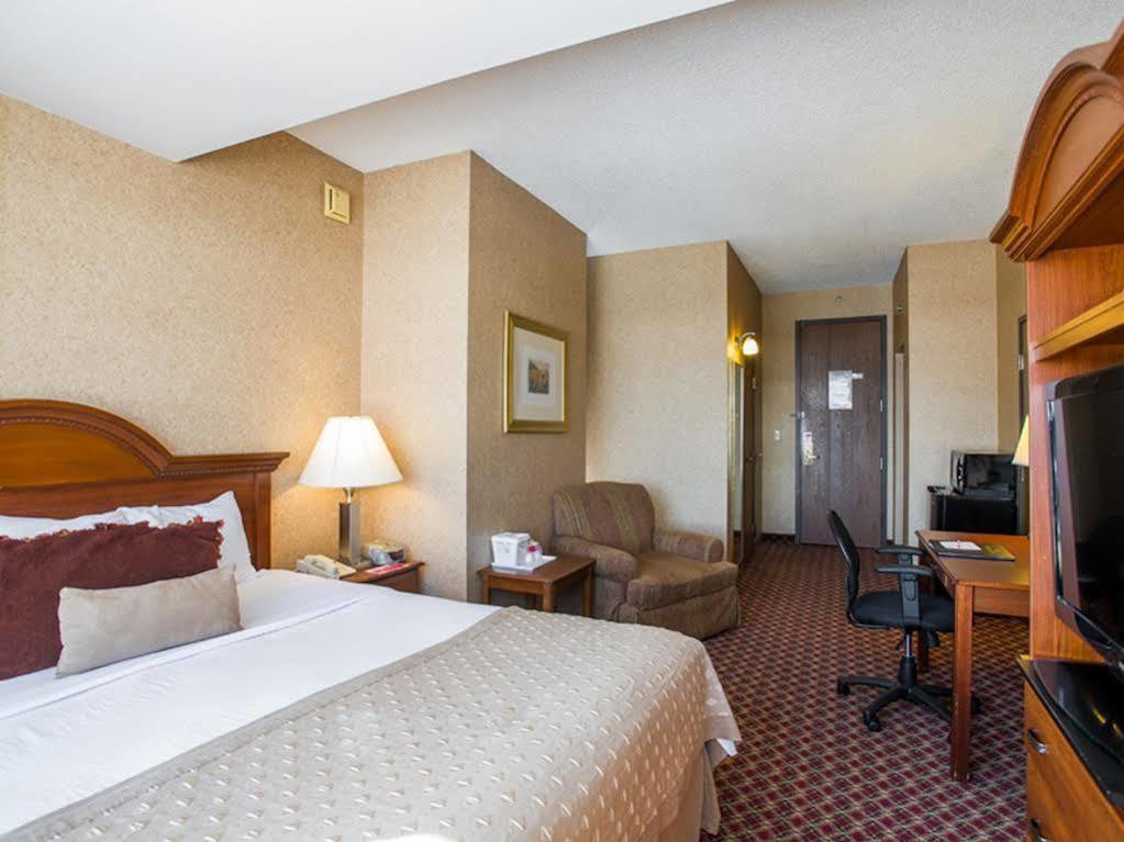 Ramada By Wyndham Topeka Downtown Hotel & Convention Center Bagian luar foto