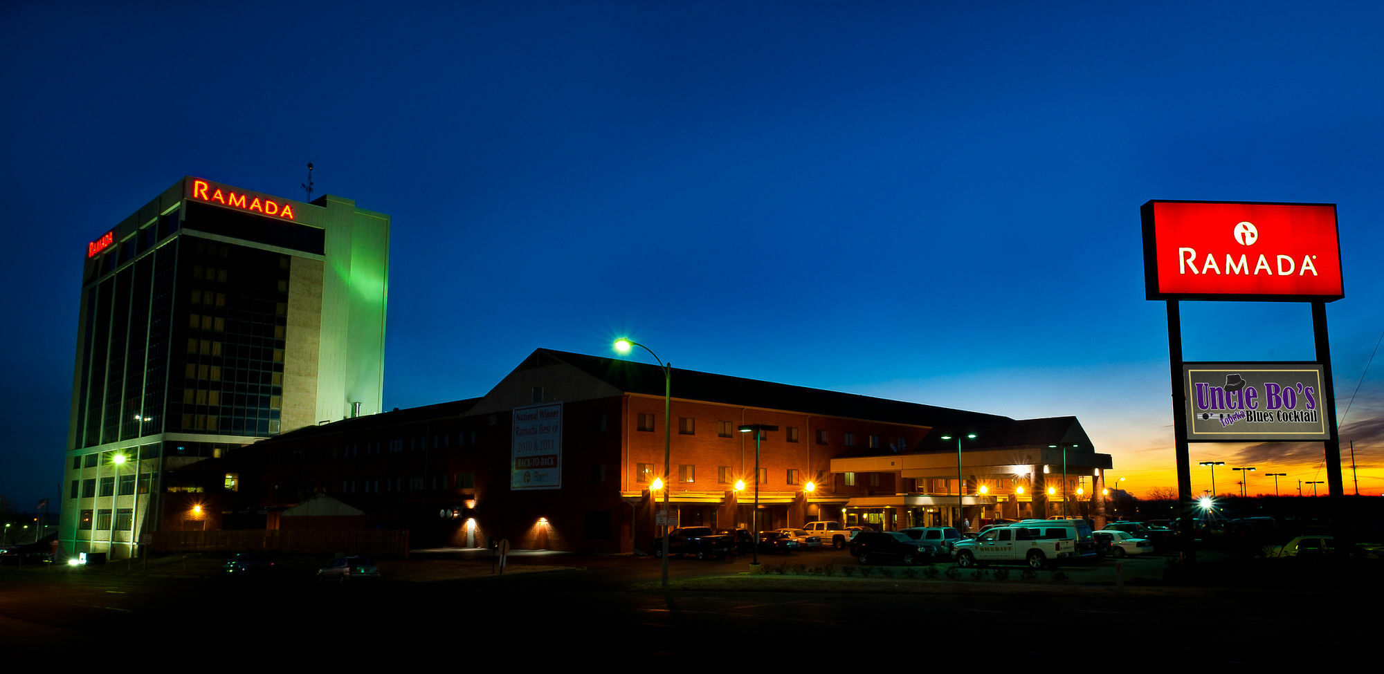 Ramada By Wyndham Topeka Downtown Hotel & Convention Center Bagian luar foto