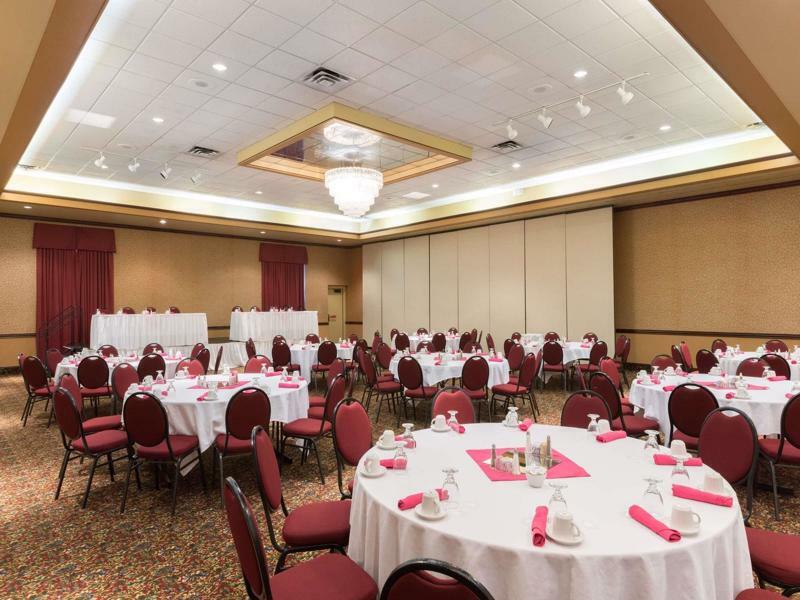 Ramada By Wyndham Topeka Downtown Hotel & Convention Center Bagian luar foto