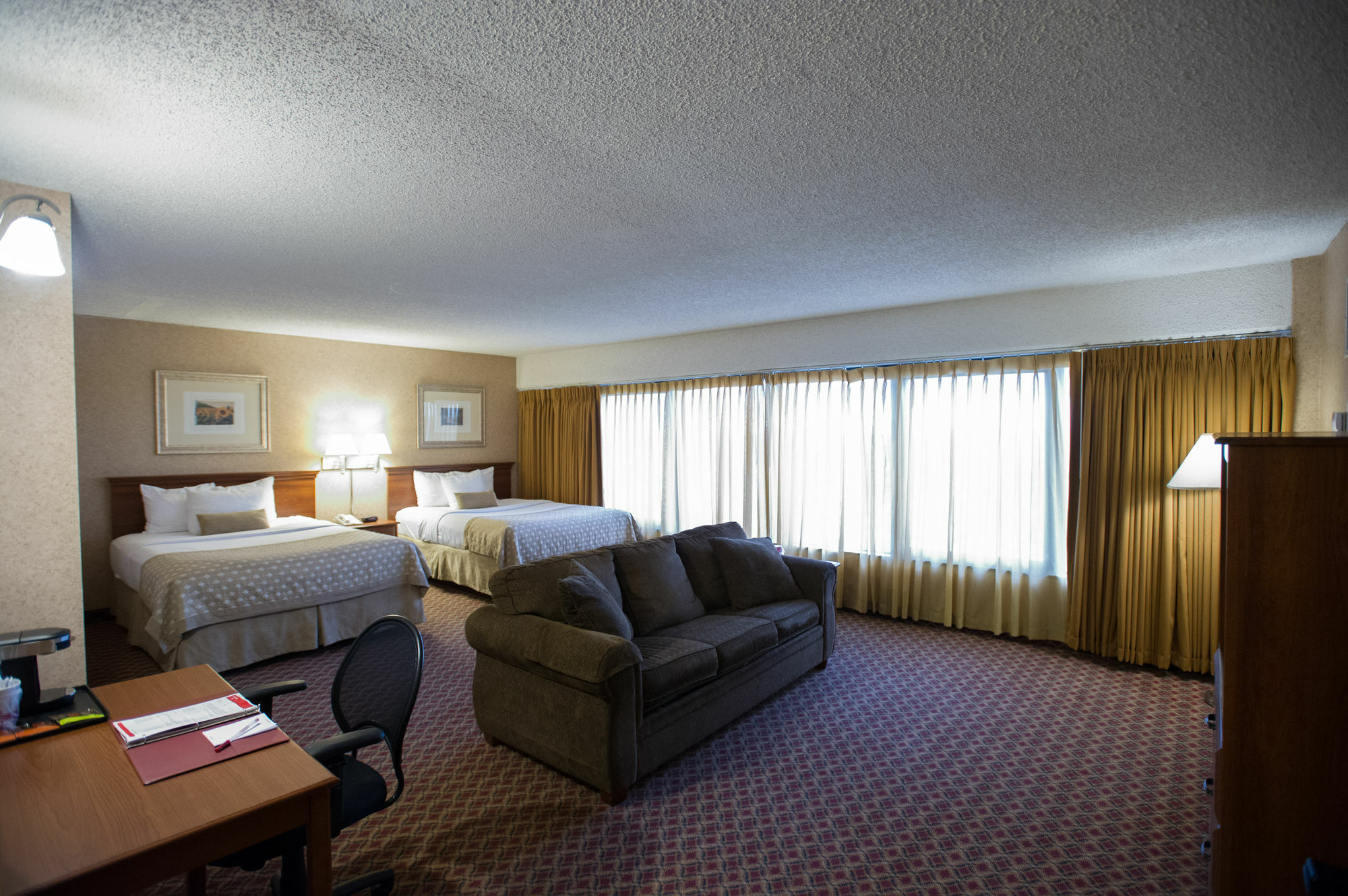 Ramada By Wyndham Topeka Downtown Hotel & Convention Center Bagian luar foto